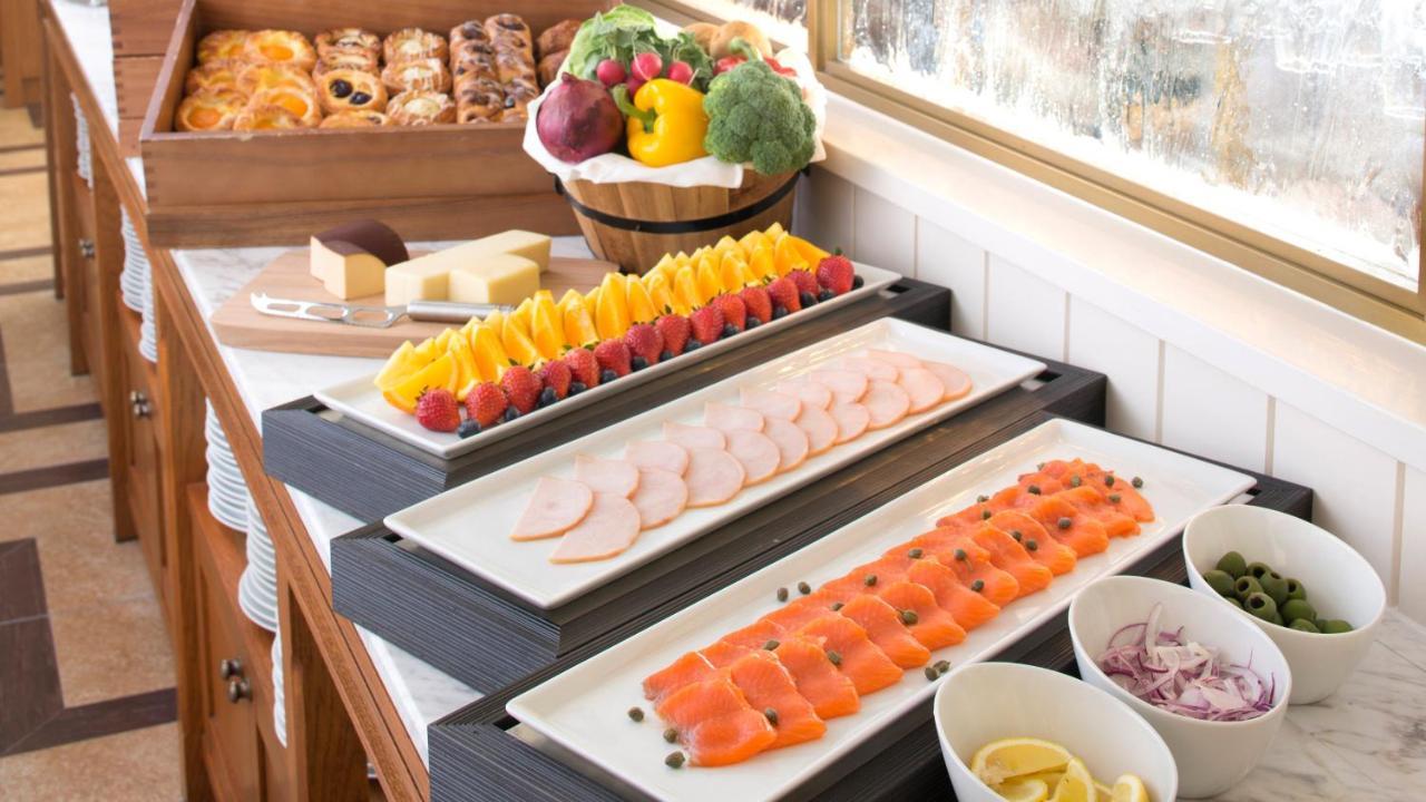 فندق إنتركونتيننتال يوكوهاما غراند يوكوهامَ المظهر الخارجي الصورة A buffet with cold cuts